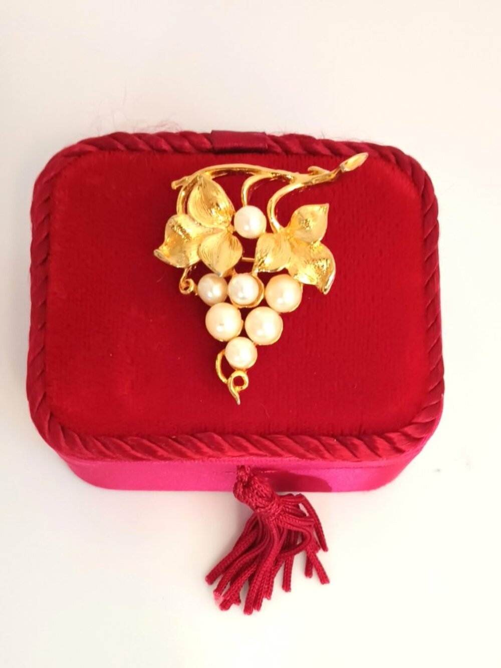 Vtg Lisner Pearl Grape Cluster Brooch Brushed Gold Tone Vines Pin